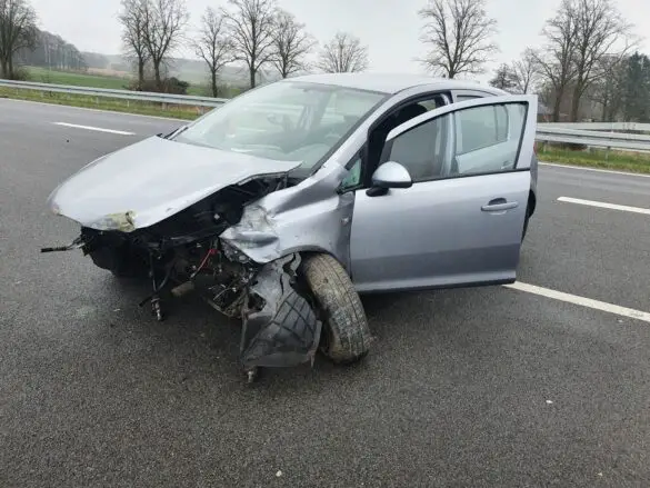 Motor herausgerissen: PKW gerät bei Ausweichmanöver auf B51 bei Belm außer Kontrolle und prallt in Leitplanke. / Foto: Heiko Westermann Motor herausgerissen: PKW gerät auf B51 bei Belm außer Kontrolle und prallt in Leitplanke