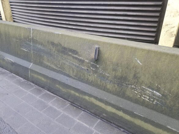 Kleinwagen zerstört: Kollision mit LKW beim Spurwechsel auf der A1