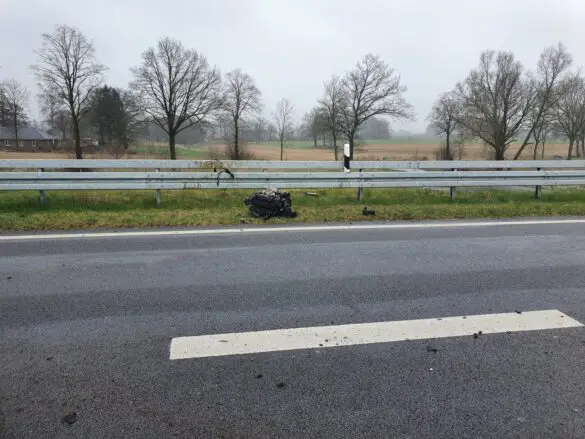 Motor herausgerissen: PKW gerät bei Ausweichmanöver auf B51 bei Belm außer Kontrolle und prallt in Leitplanke. / Foto: Heiko Westermann Motor herausgerissen: PKW gerät auf B51 bei Belm außer Kontrolle und prallt in Leitplanke