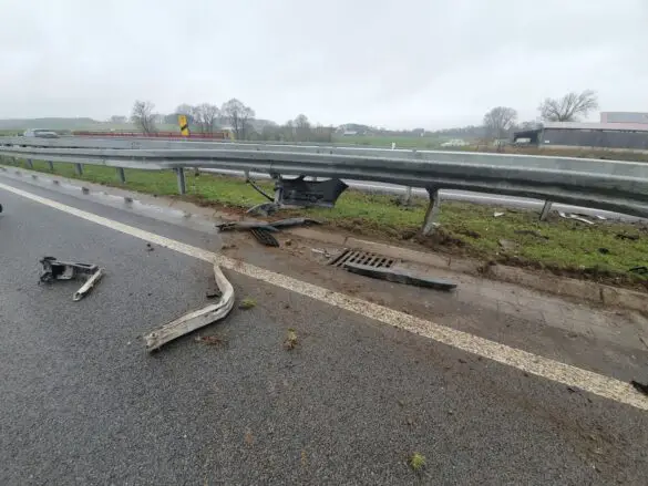 Motor herausgerissen: PKW gerät bei Ausweichmanöver auf B51 bei Belm außer Kontrolle und prallt in Leitplanke. / Foto: Heiko Westermann Motor herausgerissen: PKW gerät auf B51 bei Belm außer Kontrolle und prallt in Leitplanke