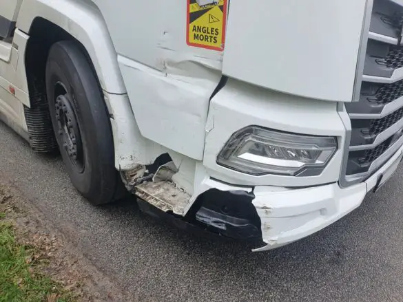 PKW kollidieren mit LKW an Autobahnauffahrten der A30