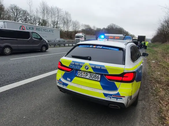 PKW kollidieren mit LKW an Autobahnauffahrten der A30
