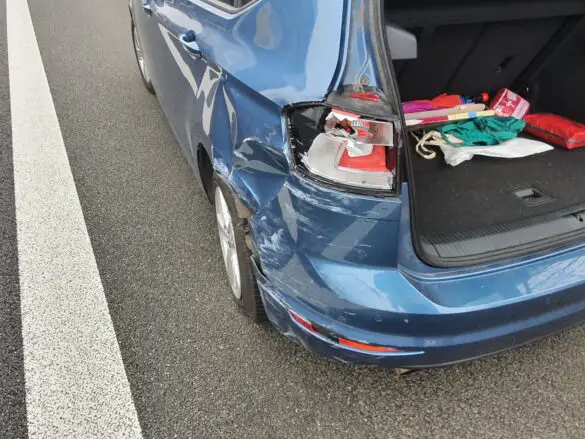 PKW kollidieren mit LKW an Autobahnauffahrten der A30