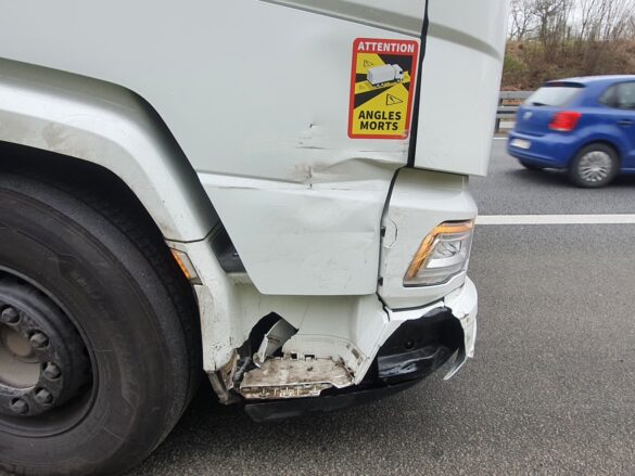 PKW kollidieren mit LKW an Autobahnauffahrten der A30
