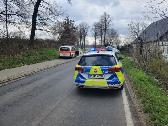 PKW fährt auf Gartenmauer und kippt um, Fahrer und Kind in Melle leicht verletzt. / Foto: Heiko Westermann PKW fährt auf Mauer und kippt um, Fahrer und Kind in Melle leicht verletzt