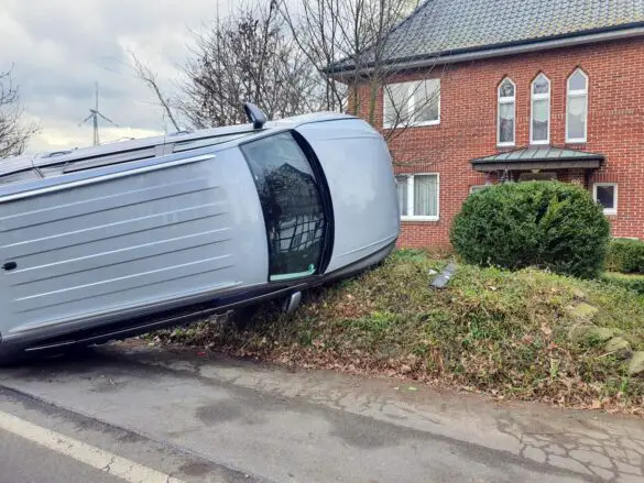 PKW fährt auf Gartenmauer und kippt um, Fahrer und Kind in Melle leicht verletzt. / Foto: Heiko Westermann PKW fährt auf Mauer und kippt um, Fahrer und Kind in Melle leicht verletzt