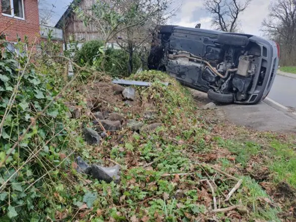 PKW fährt auf Gartenmauer und kippt um, Fahrer und Kind in Melle leicht verletzt. / Foto: Heiko Westermann PKW fährt auf Mauer und kippt um, Fahrer und Kind in Melle leicht verletzt