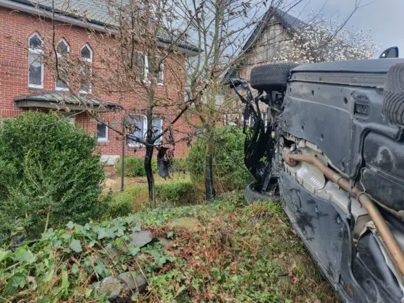 PKW fährt auf Gartenmauer und kippt um, Fahrer und Kind in Melle leicht verletzt. / Foto: Heiko Westermann PKW fährt auf Mauer und kippt um, Fahrer und Kind in Melle leicht verletzt