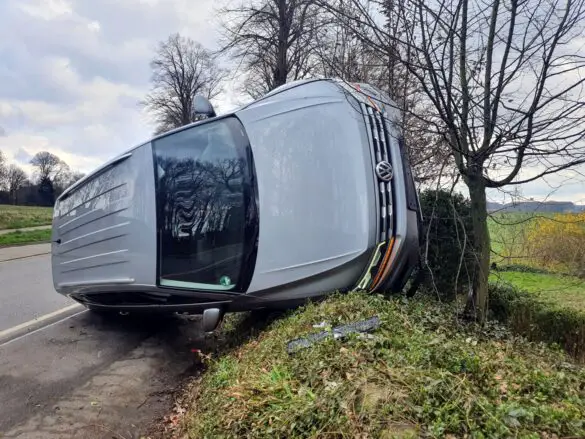 PKW fährt auf Gartenmauer und kippt um, Fahrer und Kind in Melle leicht verletzt. / Foto: Heiko Westermann PKW fährt auf Mauer und kippt um, Fahrer und Kind in Melle leicht verletzt