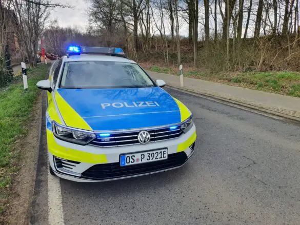 PKW fährt auf Gartenmauer und kippt um, Fahrer und Kind in Melle leicht verletzt. / Foto: Heiko Westermann PKW fährt auf Mauer und kippt um, Fahrer und Kind in Melle leicht verletzt