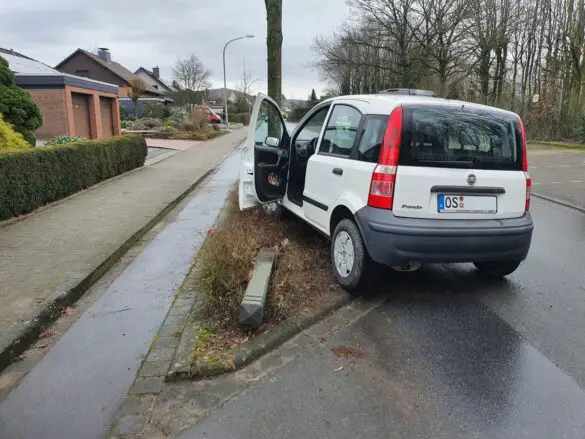 Auto fährt in Dissen in einer Siedlung gegen einen Baum