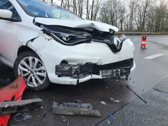 Autos krachen an Autobahnauffahrt zur A30 in Melle gegeneinander