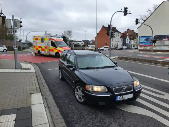 Eine Person verletzt: PKW touchiert Fahrrad an Natruper Straße