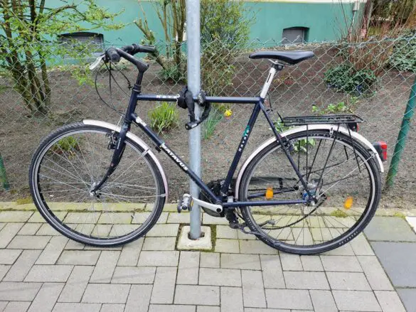 Eine Person verletzt: PKW touchiert Fahrrad an Natruper Straße