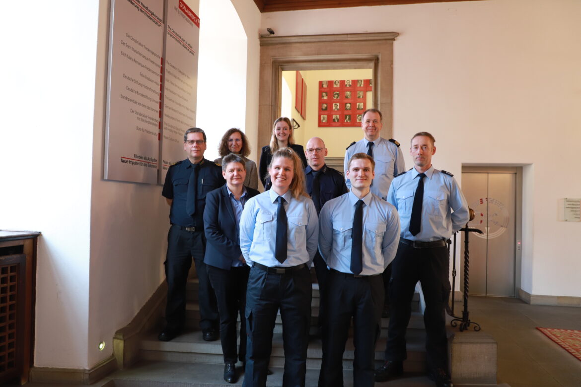 Dana Niggemann und Leon Schulze Pröbsting (vorne von links) freuen sich auf ihre Brandmeister-Ausbildung. / Foto: Simon Vonstein