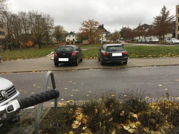 Entree-Platz Zugeparkter Entreé-Platz und Gehweg. / Foto: privat