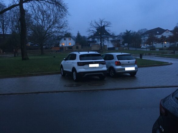 Entree-Platz Zugeparkter Entreé-Platz und Gehweg. / Foto: privat