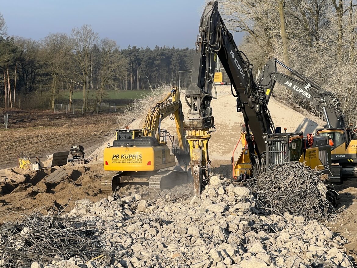 Die ersten Betonbrocken sind bereits frühmorgens in das vorbereitete Fallbett aus Sand gefallen, das die Fahrbahndecke vor Schäden schützt. / Foto: Autobahn Westfalen, Christine Sabisch
