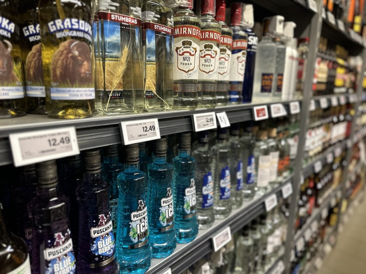 Regal mit hochprozentigem Alkohol in einem Supermarkt