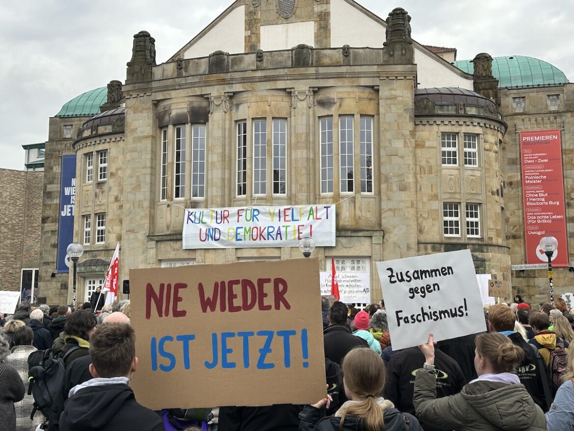 Demonstration "gegen rechts" vor dem Theater Osnabrück