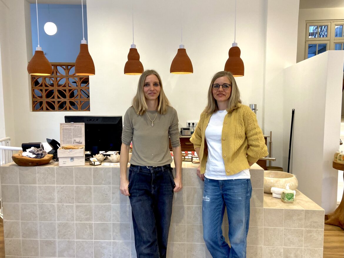 Die Zwillinge Christina Woltering (links) und Julia Schwering eröffnen Haarglück.