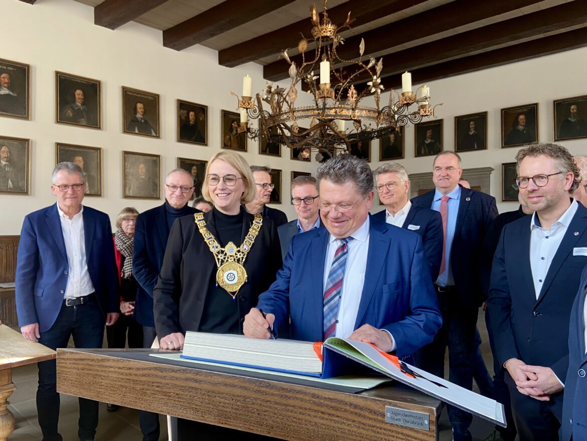 Der niedersächsische Gesundheitsminister Andreas Philippi trägt sich in das Goldene Buch der Stadt Osnabrück ein.