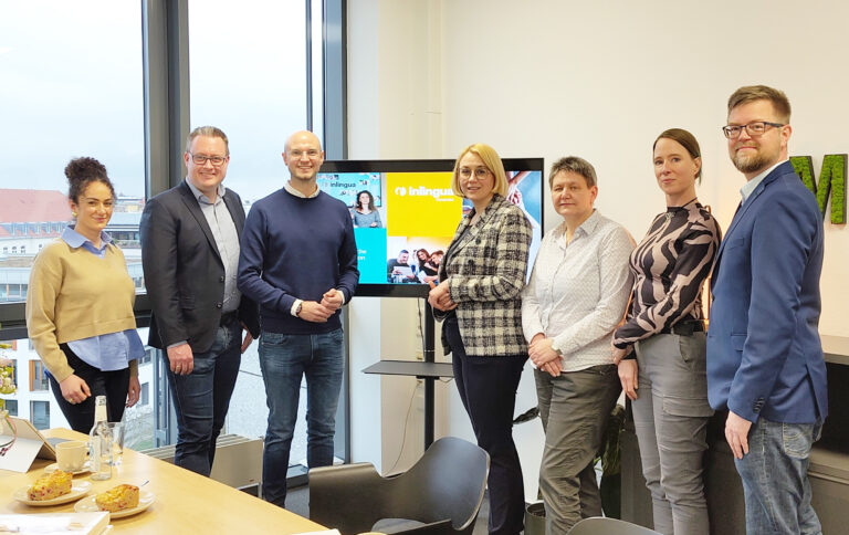 V.l.n.r.: Mairjane Nabo (Leiterin Projektmanagerin und Marketing inlingua Osnabrück), Ingmar Bojes (Geschäftsführer WFO), Philipp Battermann (Geschäftsführer und Inhaber inlingua Osnabrück), Katharina Pötter (Oberbürgermeisterin Osnabrück), Heike Pape (Sozialvorständin), Anna-Kathrin Klasing (Leiterin FB Integrations- und Berufssprachkurse, Pädagogische Leiterin inlingua Osnabrück), Andreas Meiners (Projektmanager Fachkräfte und Nachfolge WFO).