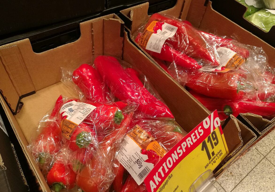 In Plastik eingepackte Paprika