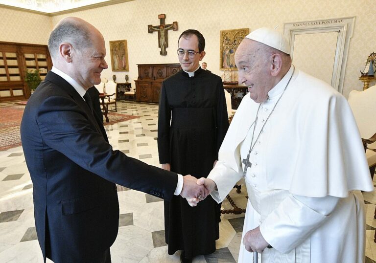 Bundeskanzler Olaf Scholz und Papst Franziskus