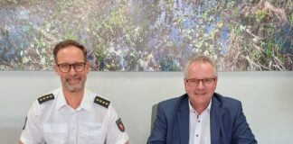 Oliver Voges von der Polizeiinspektion Osnabrück und Kreisrat Winfried Wilkens unterzeichneten jetzt das Einsatzkonzept, das zur Anwendung kommt bei Lebensbedrohlichen Einsatzlagen. / Foto: Henning Müller-Detert