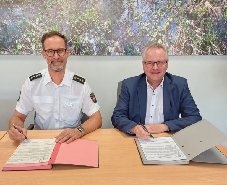 Oliver Voges von der Polizeiinspektion Osnabrück und Kreisrat Winfried Wilkens unterzeichneten jetzt das Einsatzkonzept, das zur Anwendung kommt bei Lebensbedrohlichen Einsatzlagen. / Foto: Henning Müller-Detert