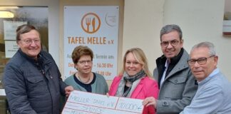 Während der Scheckübergabe: (von links) Karl-Friedrich Heinker, Maria Krause, Jutta Dettmann, Lutz Birkemeyer und Andreas Leder. / Foto: Stadt Melle