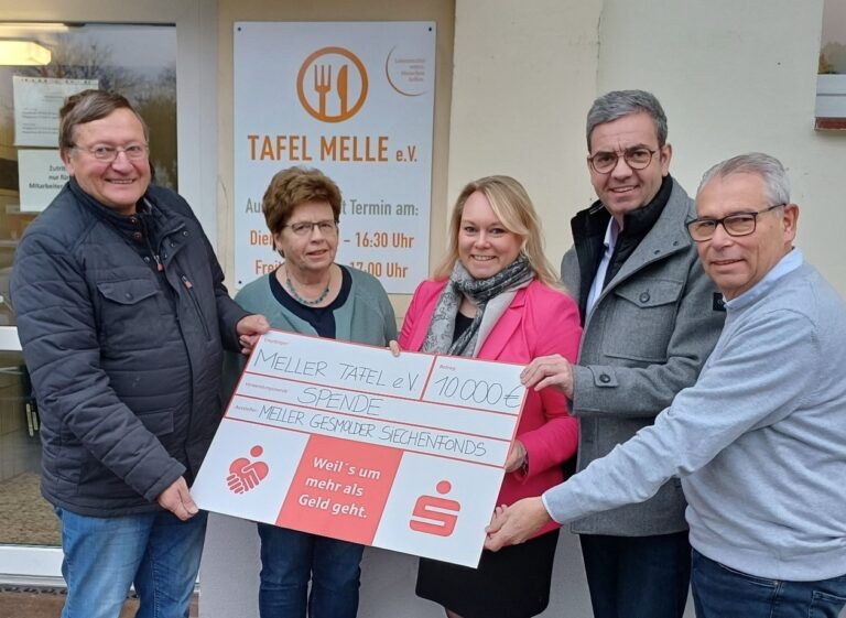 Während der Scheckübergabe: (von links) Karl-Friedrich Heinker, Maria Krause, Jutta Dettmann, Lutz Birkemeyer und Andreas Leder. / Foto: Stadt Melle