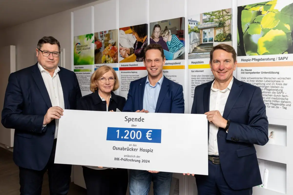 Prof. Dr. Jörg Heckenkamp, Vorstandvorsitzender des Osnabrück Hospiz e.V., Doris Homölle, Geschäftsführerin des Osnabrücker Hospiz e.V., Prof. Dr. Marco Barenkamp, Gründer und stellvertretender Aufsichtsratsvorsitzender der LMIS AG, Marco Graf, IHK-Hauptgeschäftsführer