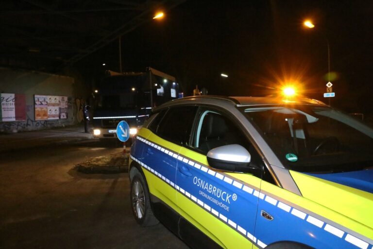 Polizei und Ordnungsaußendienster der Stadt bei Bombenräumung