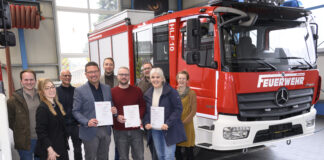 Freuten sich über die Kooperation: (v.li.): Aljoscha Matzigkeit, Lehrer IGS Dissen, Annika Schütte, Servicestelle Schule-Wirtschaft MaßArbeit, Andreas Lorek, Ausbilder Schlingman, MaßArbeit-Vorstand Lars Hellmers, Philipp Wollnik, Lehrer IGS Dissen, Jan Wendenburg, Geschäftsführer Schlingmann, Jan-Hendrik Lüne, Ausbilder Schlingmann, Annette Steck, Didaktische Leiterin IGS Dissen, Rebecca Conrad, Berufsorientierungsbeauftragte IGS Dissen.