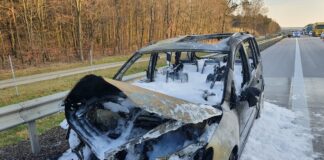 VW Touran nach Brand auf Autobahn A1