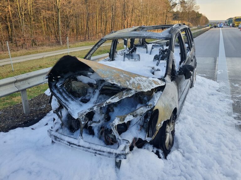 VW Touran nach Brand auf Autobahn A1