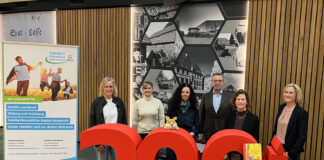 Sandra Holtgreife (von links, Familienbündnis Region Osnabrück), Andrea Spree (Familienbündnis Region Osnabrück), Yvonne Mönkediek (Betreuungskraft bei der Kindernotfallbetreuung), Johannes Hartig (Vorstandsvorsitzender der Sparkasse Osnabrück), Melanie Arndt (Leiterin der Ev. Familien-Bildungsstätte e.V.) und Danica Harder (Koordinatorin der Kindernotfallbetreuung) freuen sich über die Unterstützung der Sparkasse.