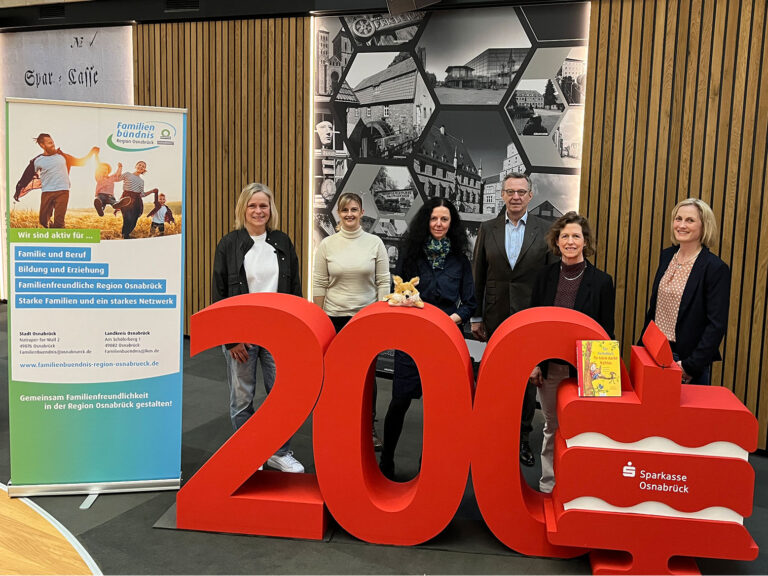 Sandra Holtgreife (von links, Familienbündnis Region Osnabrück), Andrea Spree (Familienbündnis Region Osnabrück), Yvonne Mönkediek (Betreuungskraft bei der Kindernotfallbetreuung), Johannes Hartig (Vorstandsvorsitzender der Sparkasse Osnabrück), Melanie Arndt (Leiterin der Ev. Familien-Bildungsstätte e.V.) und Danica Harder (Koordinatorin der Kindernotfallbetreuung) freuen sich über die Unterstützung der Sparkasse.