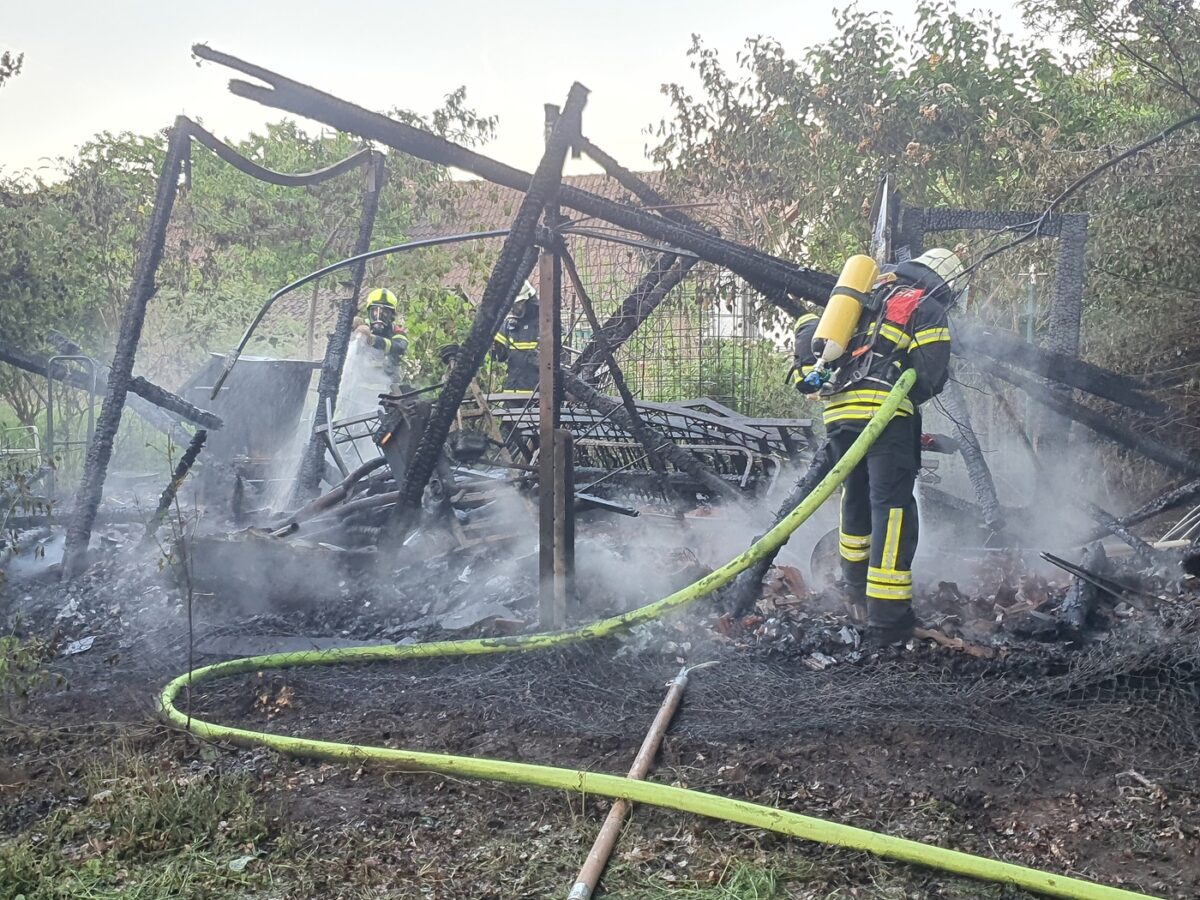 Gartenlaube brennt in Lotte-Büren. / Foto: Heiko Westermann