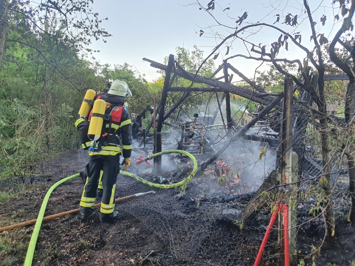Gartenlaube brennt in Lotte-Büren. / Foto: Heiko Westermann