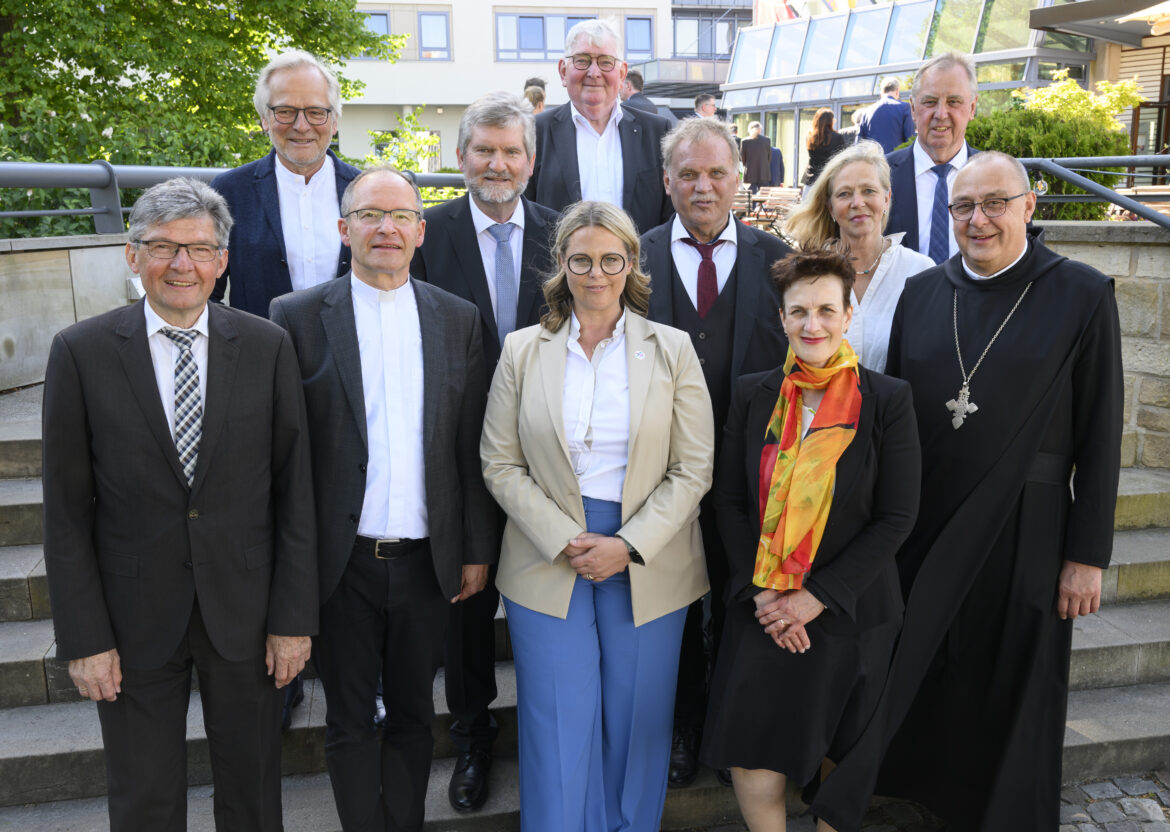 Bischof Dominicus (rechts) und Generalvikar Ulrich Beckwermert (zweiter von links unten) mit den Mitgliedern von Aufsichtsrat und Geschäftsführung (von links oben) Manfred Hülsmann, Johannes Baune, Friedrich Petersmann, Dr. Reinhold Kassing, Annette Niermann, Werner Lager, (erste Reihe von links) Franz Loth, Carolin Lauhoff, Dr. Astrid Kreil-Sauer.