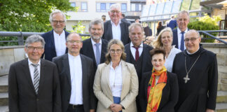 Bischof Dominicus (rechts) und Generalvikar Ulrich Beckwermert (zweiter von links unten) mit den Mitgliedern von Aufsichtsrat und Geschäftsführung (von links oben) Manfred Hülsmann, Johannes Baune, Friedrich Petersmann, Dr. Reinhold Kassing, Annette Niermann, Werner Lager, (erste Reihe von links) Franz Loth, Carolin Lauhoff, Dr. Astrid Kreil-Sauer.