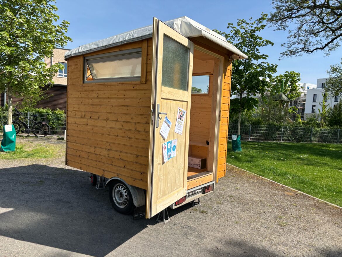 Bietet ein wenig Schutz bei Wind und Wetter: Das mobile Café, das die Nordwestgemeinde für das Pop-Up-Café im Landwehrviertel zur Verfügung stellt. / Foto: Wolfgang Kannenberg