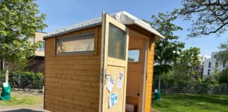 Bietet ein wenig Schutz bei Wind und Wetter: Das mobile Café, das die Nordwestgemeinde für das Pop-Up-Café im Landwehrviertel zur Verfügung stellt. / Foto: Wolfgang Kannenberg