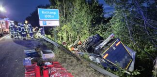 LKW durchbricht Leitplanke. / Foto: Heiko Westermann