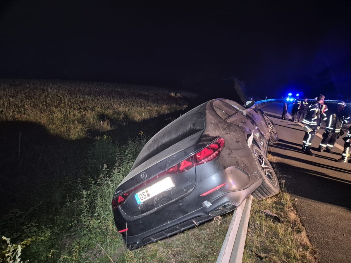 Drei Verletzte: Auto kracht auf A30 in Leitplanke der Autobahn-Abfahrt Pkw-Unfall bei Melle. / Foto: Heiko Westermann