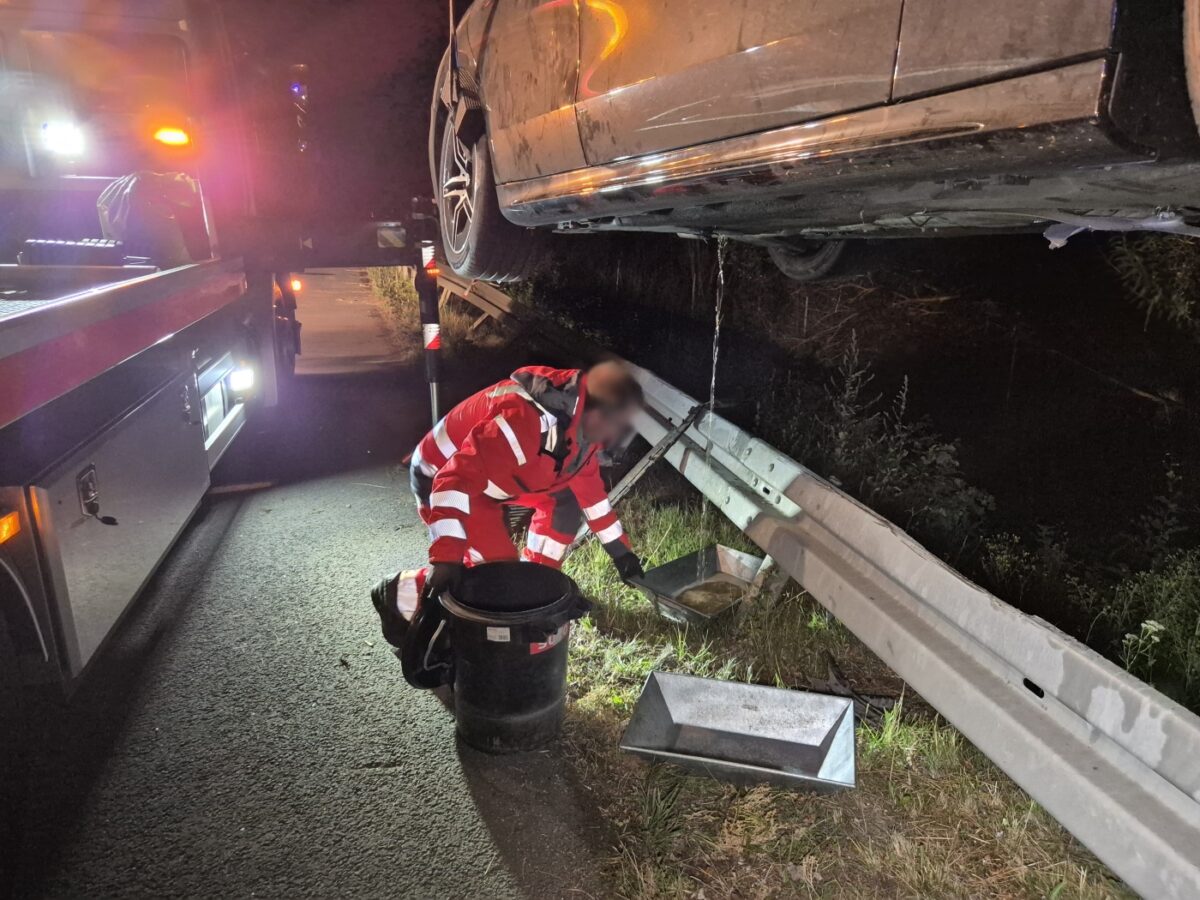 Drei Verletzte: Auto kracht auf A30 in Leitplanke der Autobahn-Abfahrt Pkw-Unfall bei Melle. / Foto: Heiko Westermann