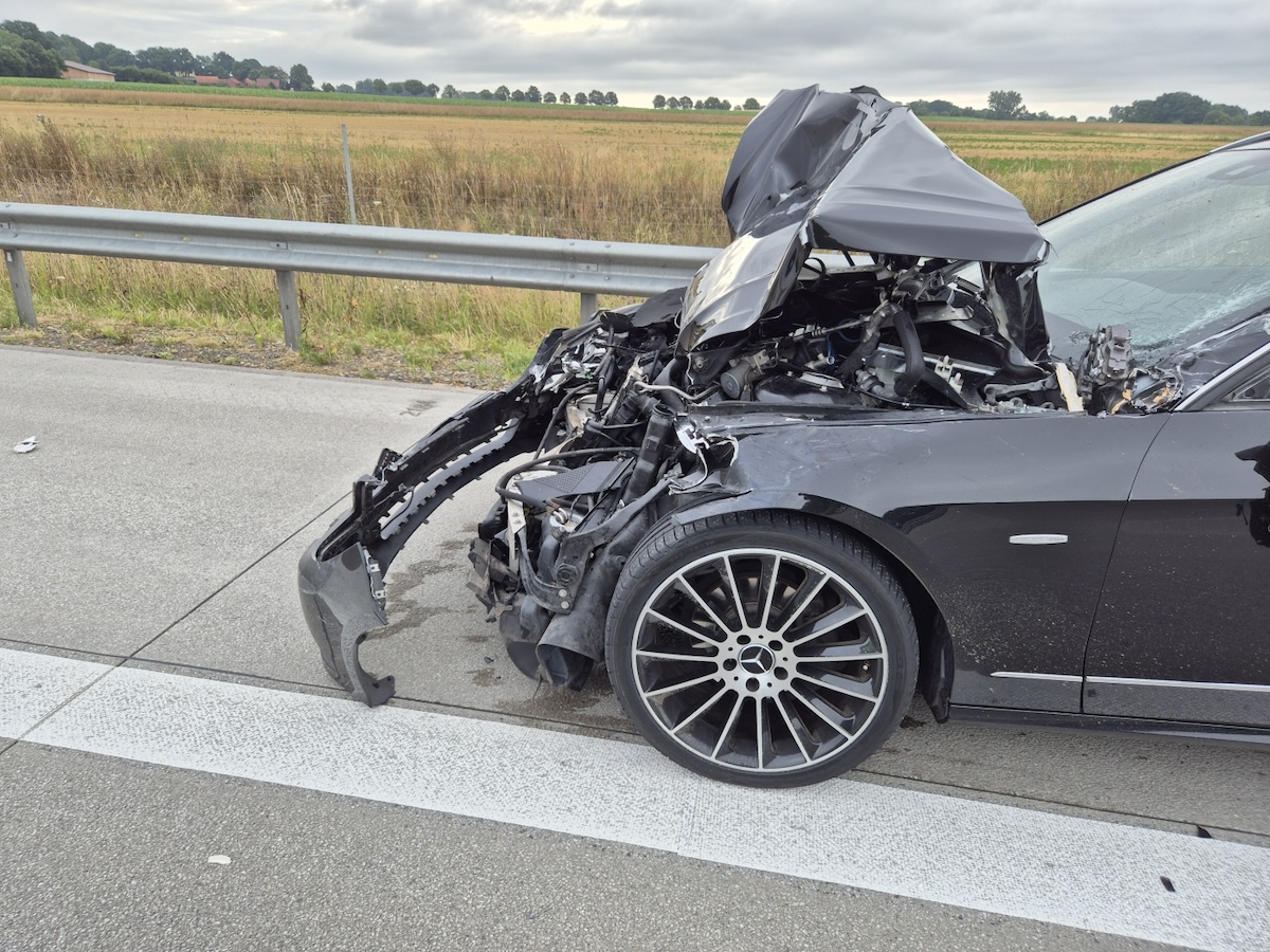Der Mercedes des Unfallverursachers wurde erheblich beschädigt